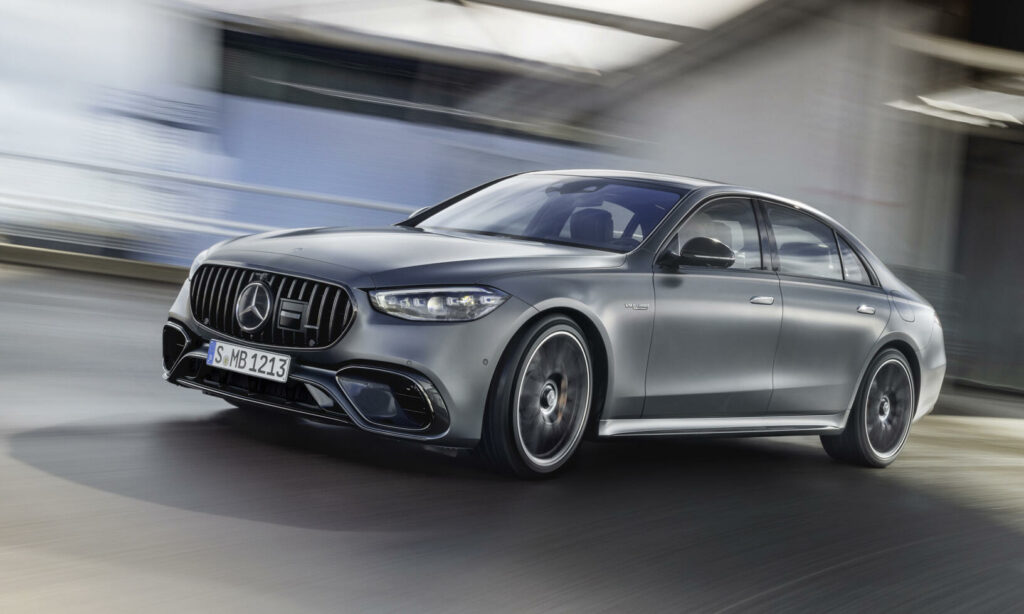 Mercedes-Benz S-klass sedan kör längs vägen. (AI text)