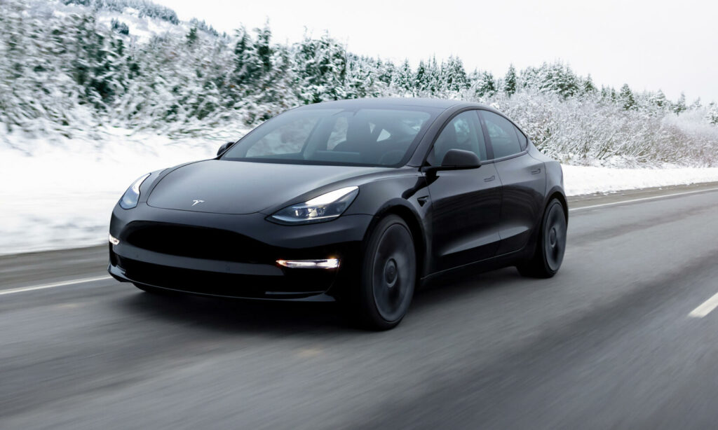 Tesla Model Y kör på en snöig väg. (AI text)