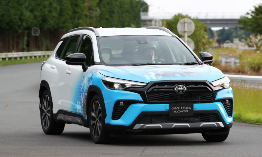 Toyota testade först vätgaskonverterade förbränningsmotorer i motorsport. Nu testar man tekniken på allmän väg.