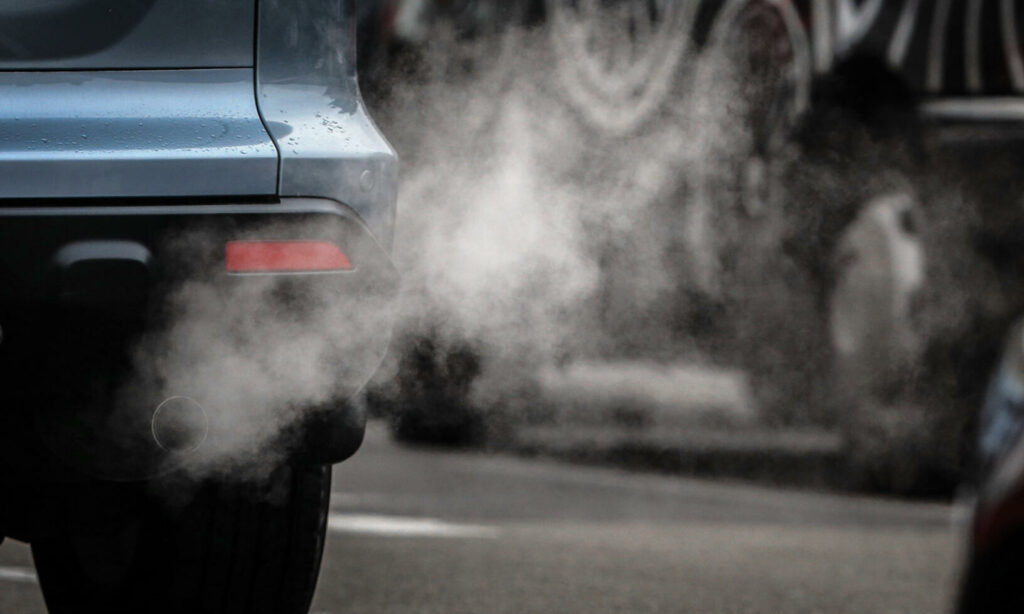 Även om det säljs många elbilar måste det göras något åt utsläppen från avgasbilarna, menar Energimyndigheten.