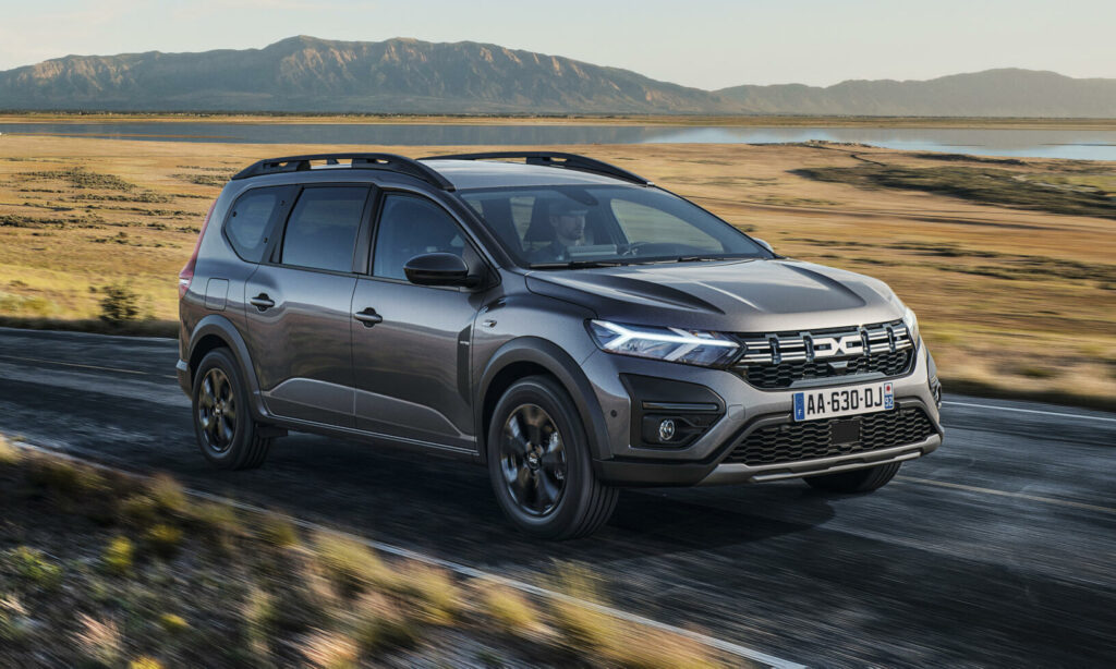 Dacias rymliga familjebil Jogger får nu hybriddrift och automatlåda – två saker den lågprisade modellen tidigare saknat.