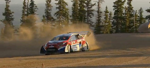 En rallybil kör nerför en backe. (AI text)