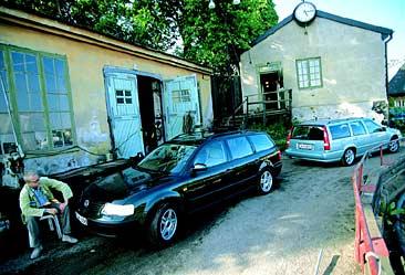 En man står parkerad framför ett hus. (AI text)