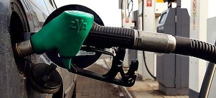 En bil fyller på med bränsle vid en bensinstation. (AI text)