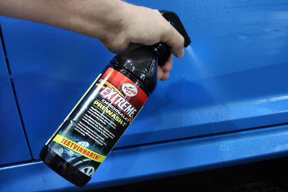 Guide: Tvätta bilen skonsamt med rätt schampo och de bästa redskapen från Turtle Wax