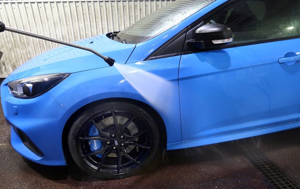 Guide: Tvätta bilen skonsamt med rätt schampo och de bästa redskapen från Turtle Wax