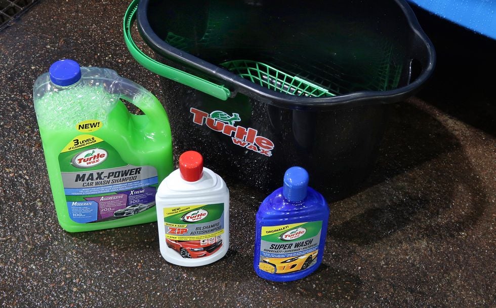 Guide: Tvätta bilen skonsamt med rätt schampo och de bästa redskapen från Turtle Wax