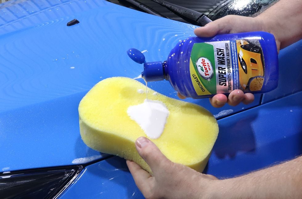 Guide: Tvätta bilen skonsamt med rätt schampo och de bästa redskapen från Turtle Wax
