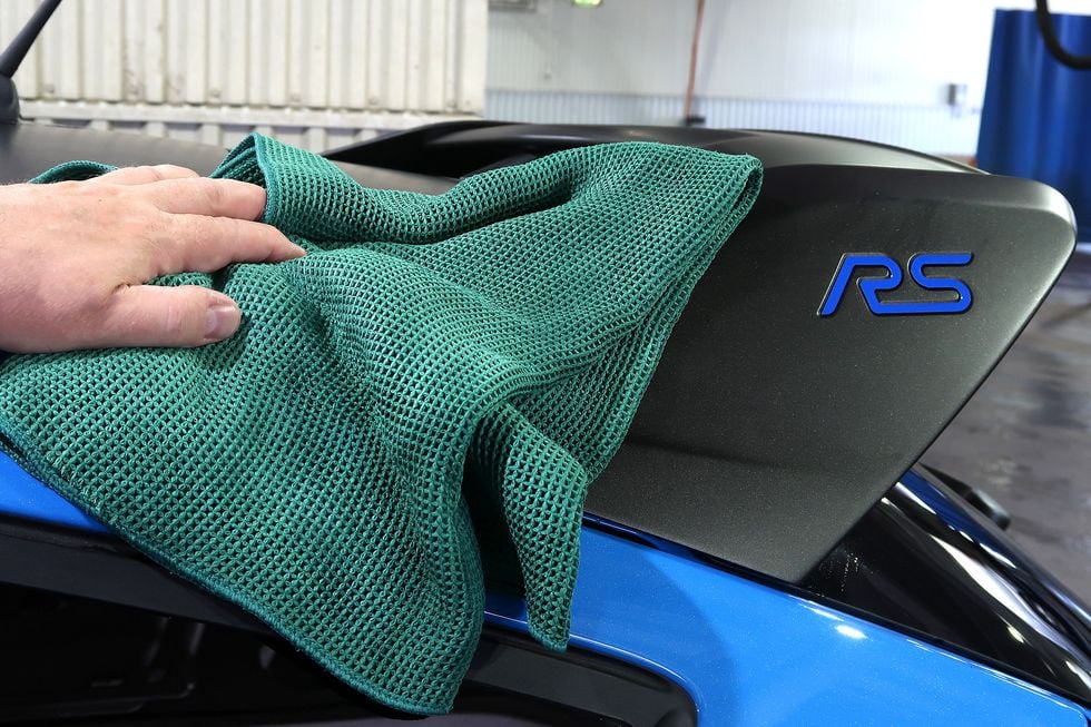 Guide: Tvätta bilen skonsamt med rätt schampo och de bästa redskapen från Turtle Wax