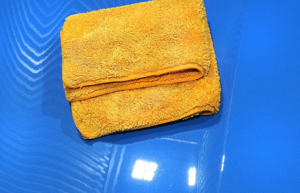 Guide: Tvätta bilen skonsamt med rätt schampo och de bästa redskapen från Turtle Wax