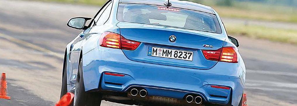 BMW M4 kör på en racebana. (AI text)