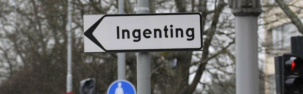 Här finns Ingenting. Inget att se. Eller? Skylten gör att man nästan känner sig tvingad att ta av till vänster och se vad som finns.