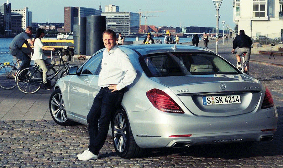 En man står bredvid en bil. (AI text)