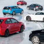 en grupp bilar parkerade på en frusen sjö (AI text)