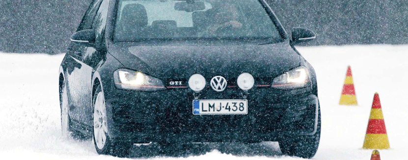 En Volkswagen Golf körande i snön. (AI text)