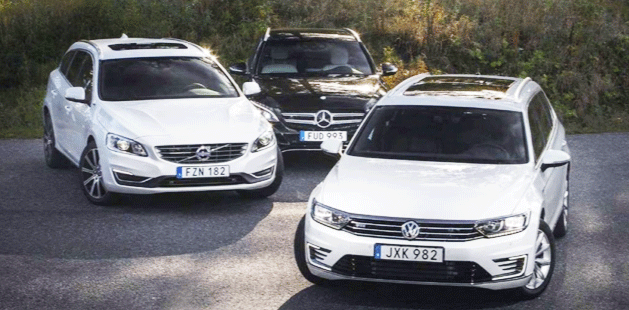 En grupp bilar parkerade vid en väg. (AI text)