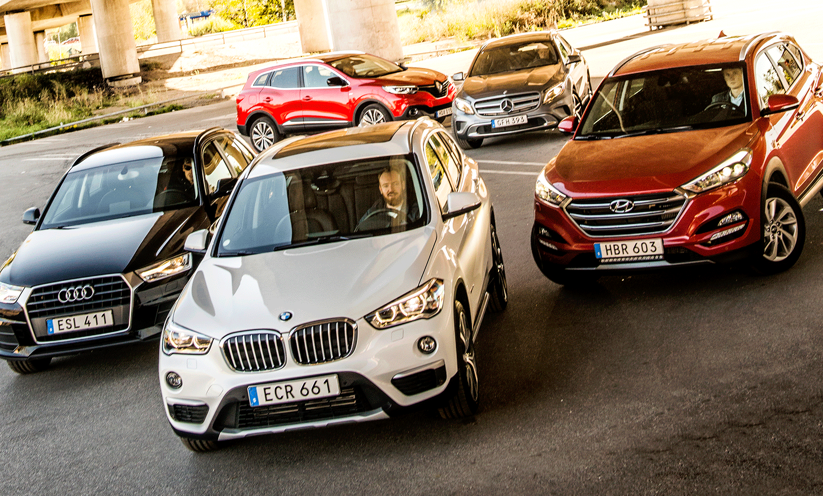 En grupp bilar parkerade i en parkeringsplats. (AI text)