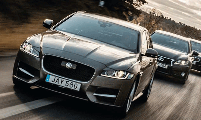 en grupp bilar kör nedför en väg (AI text)