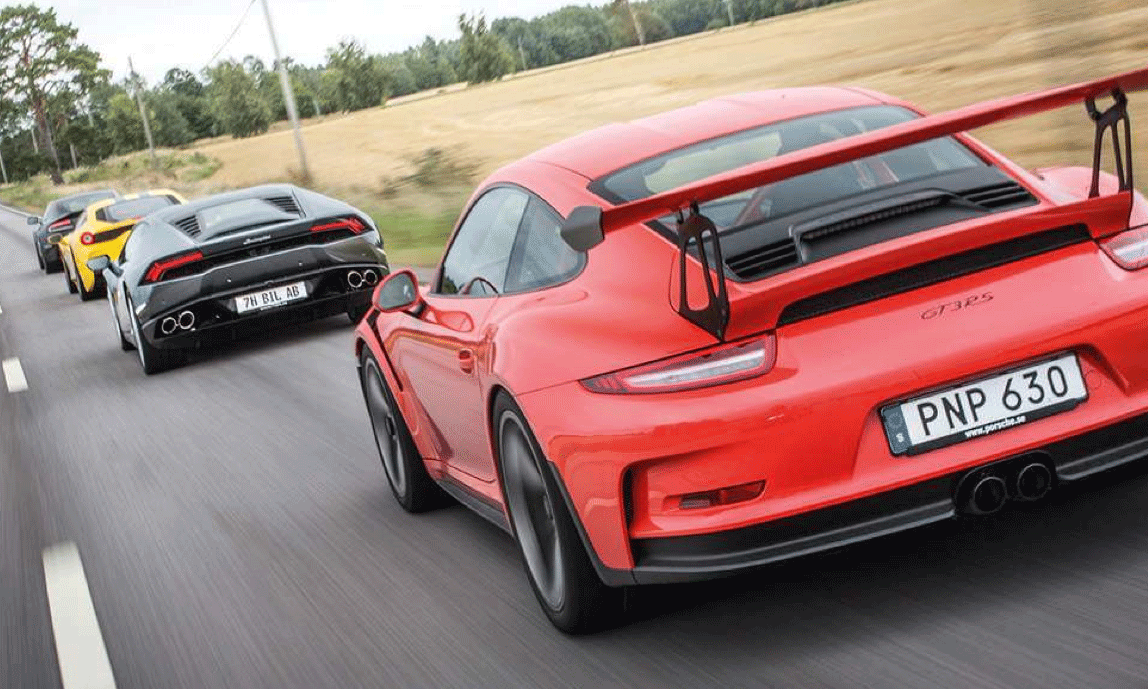 En grupp bilar kör längs en väg. (AI text)