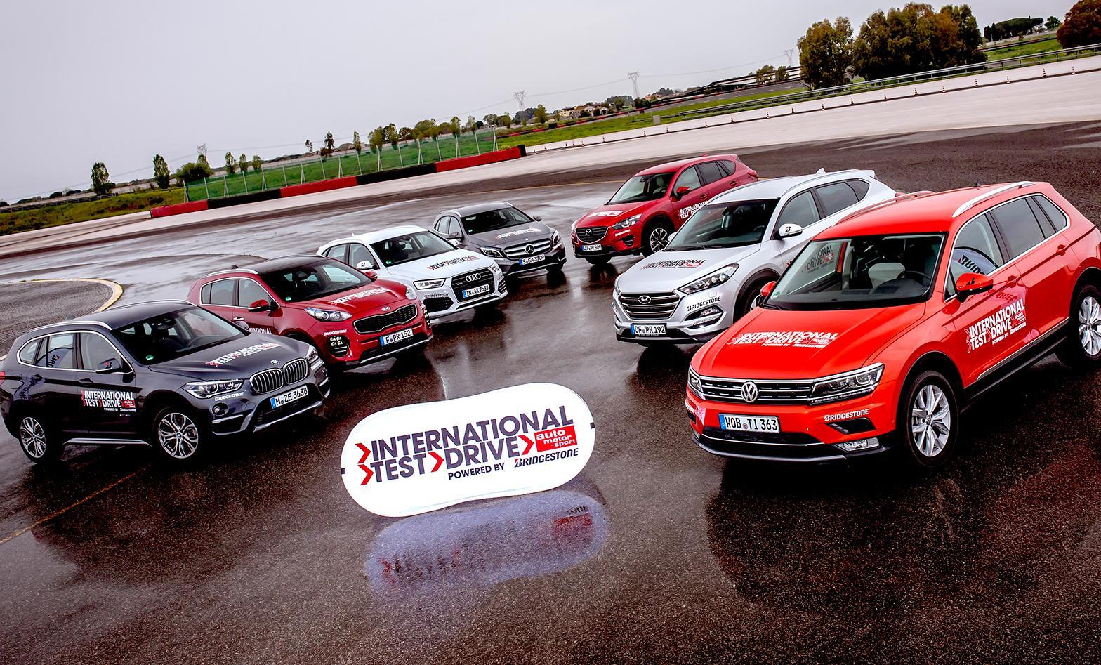 En grupp bilar parkerade på en bana. (AI text)