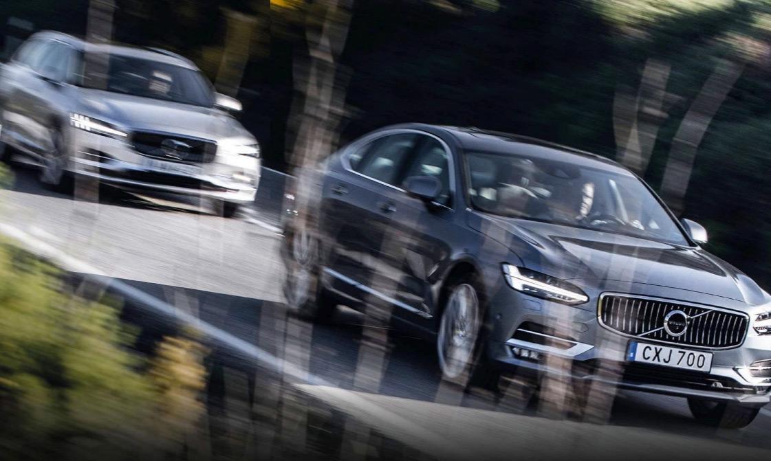 Volvo XC90 kör längs en väg. (AI text)