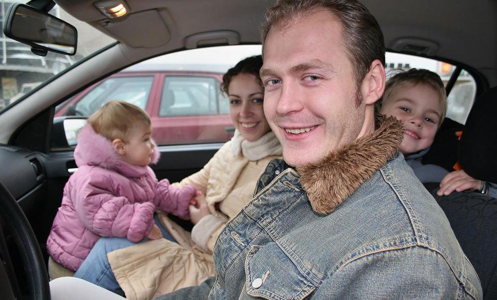 En familj i en bil (AI text)