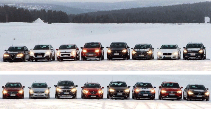 En grupp bilar parkerade i en parkeringsplats (AI text)