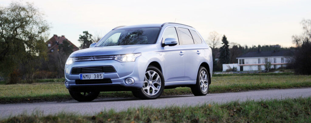 en blå bil kör nerför en landsväg (AI text)