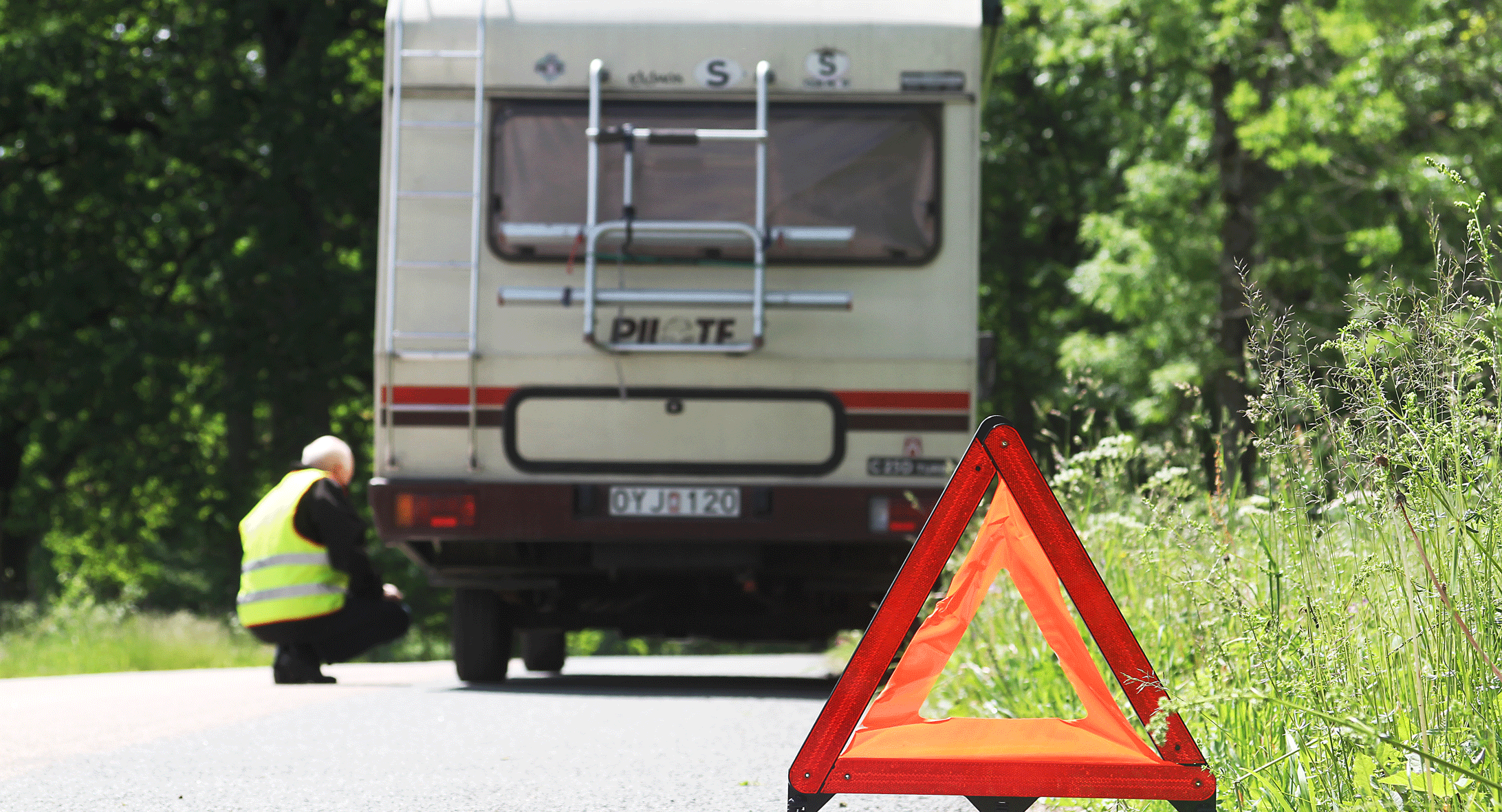 Varselväst, varningsblinkers och varningstriangel – tre viktiga saker när du får punktering.