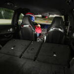 Ju lägre tyngdpunkt desto bättre. Därav fällda säten. Absurt att en bil som kan svälja 1.840 liter bagage också kan matcha en Lamborghini Gallardo LP560-4 runt Nordslingan.