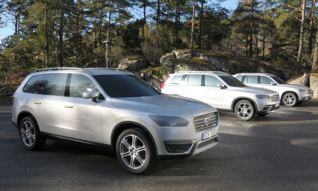 Så här kunde nya Volvo XC90 ha sett ut! Tre folierade lermodeller ute i det fria för utvärdering. Projektet hade pågått tolv månader när man kommit så här långt.
