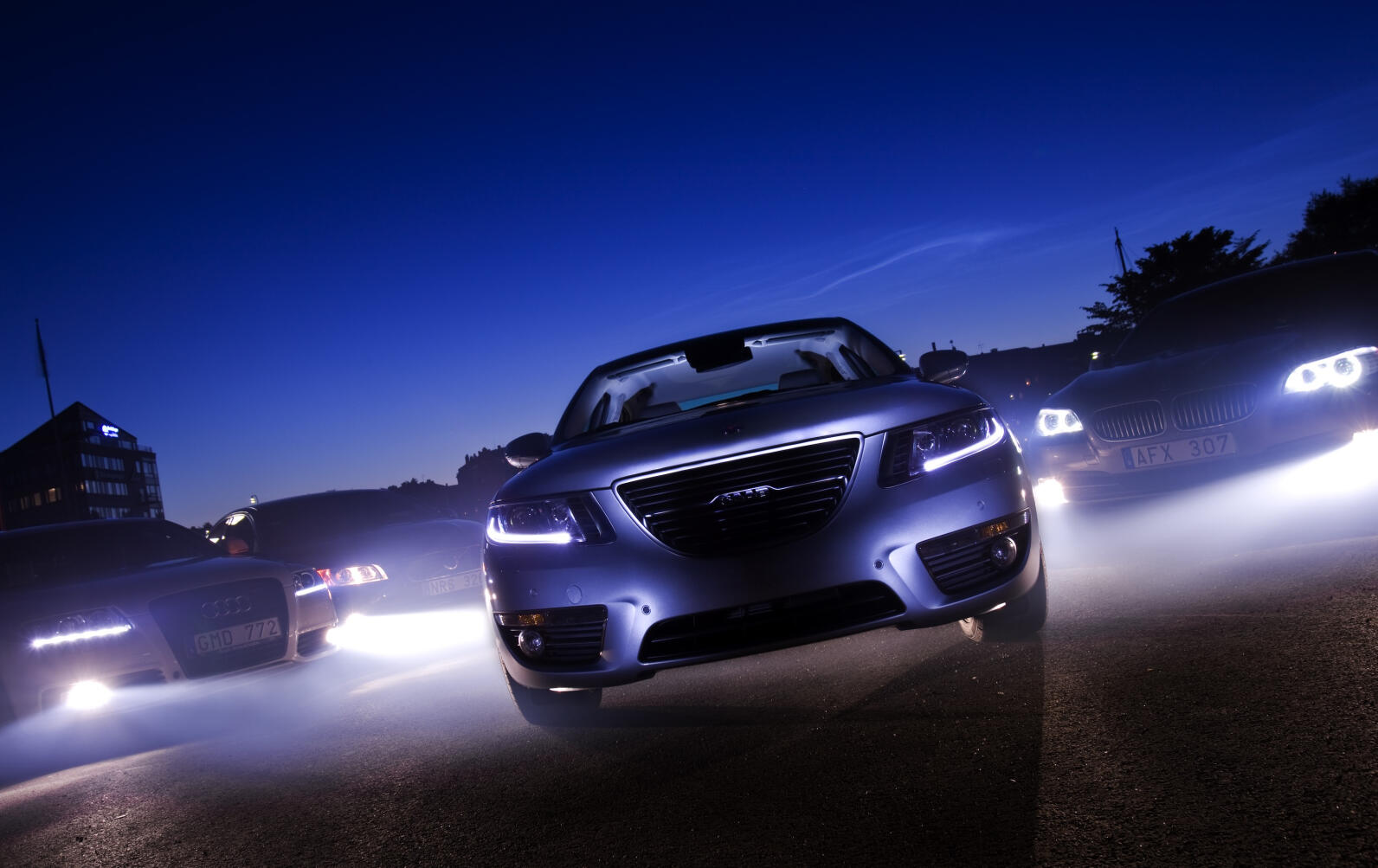 En grupp bilar på en gata på natten (AI text)