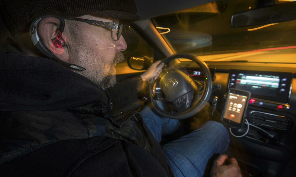 En man kör en bil på natten. (AI text)