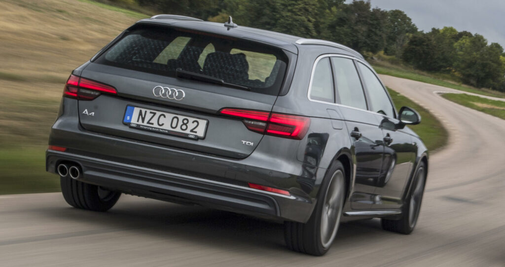 Audi S6 kör längs en landsväg. (AI text)