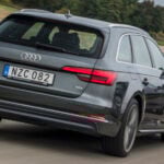 Audi S6 kör längs en landsväg. (AI text)