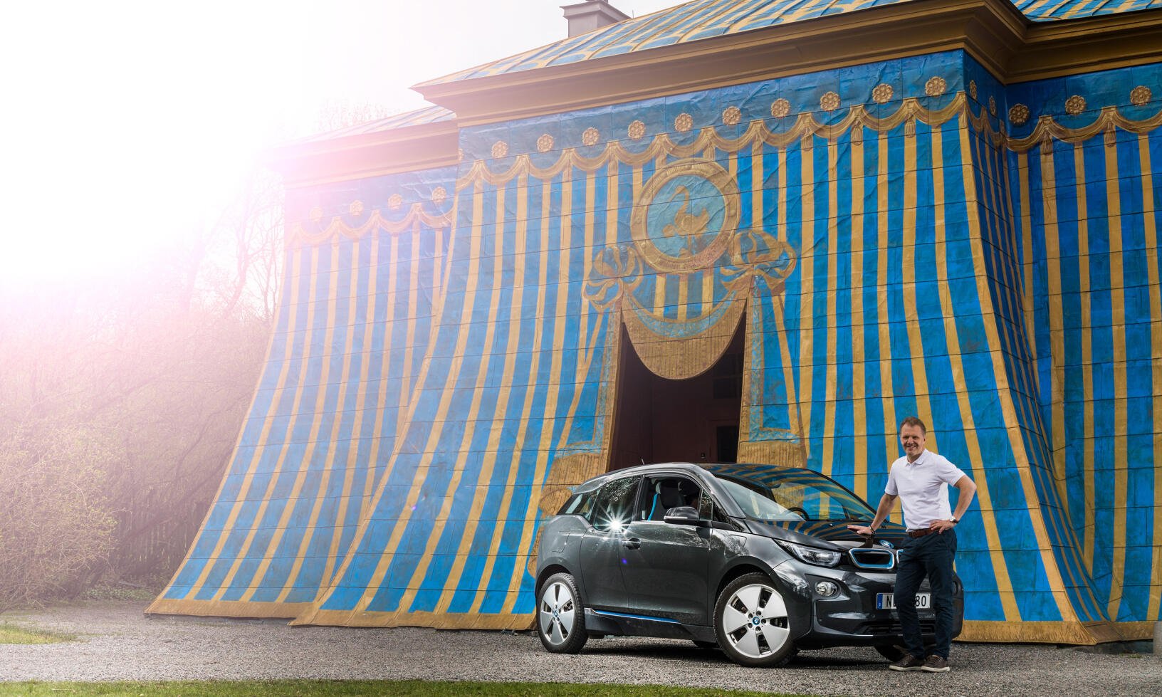 Alrik med sin begagnade BMW i3 som var lite dyrare att köpa än hans Range Rover Sport Supercharged med 390 hästar. Driftkostnaden är dock lite bättre. BMW:n förbrukar 12–21 kWh/100 km beroende på temperatur och körstil. Range Rovern drog 15 l/100 km på landsväg och 24 i stan. I stadstrafik betyder det 2 kronor milen med BMW och 35 kronor med Range Rover.