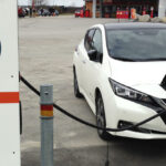 En Nissan Leaf laddar på en laddstation. (AI text)