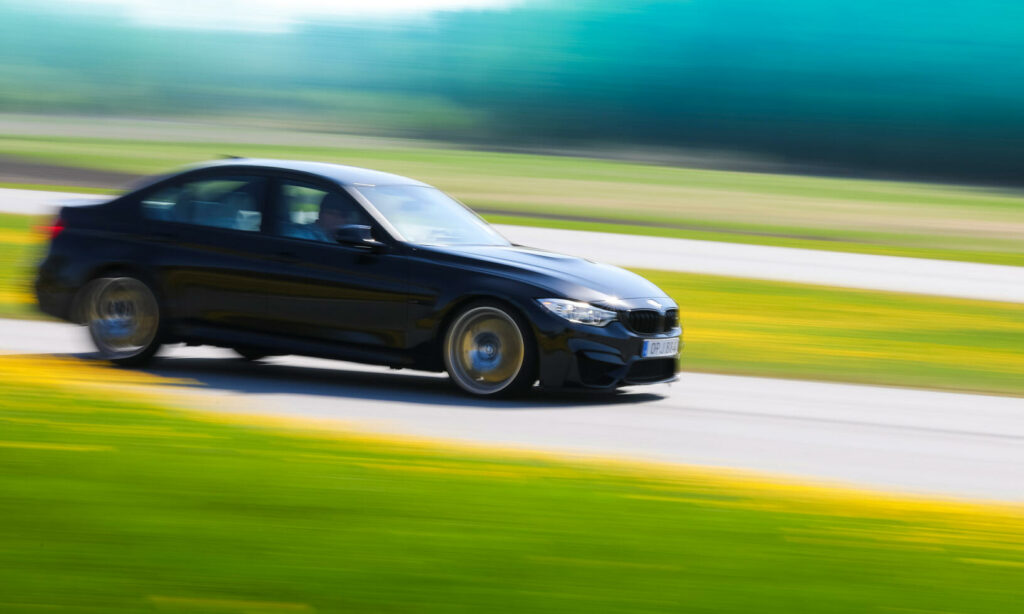 BMW M3 kör på en racerbana (AI text)