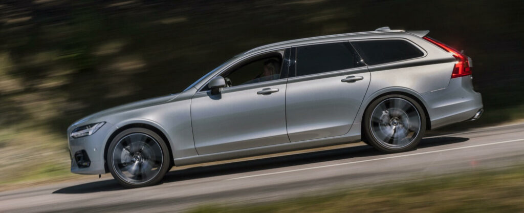 Volvo V90 står sig väl i landsbygden (AI text)