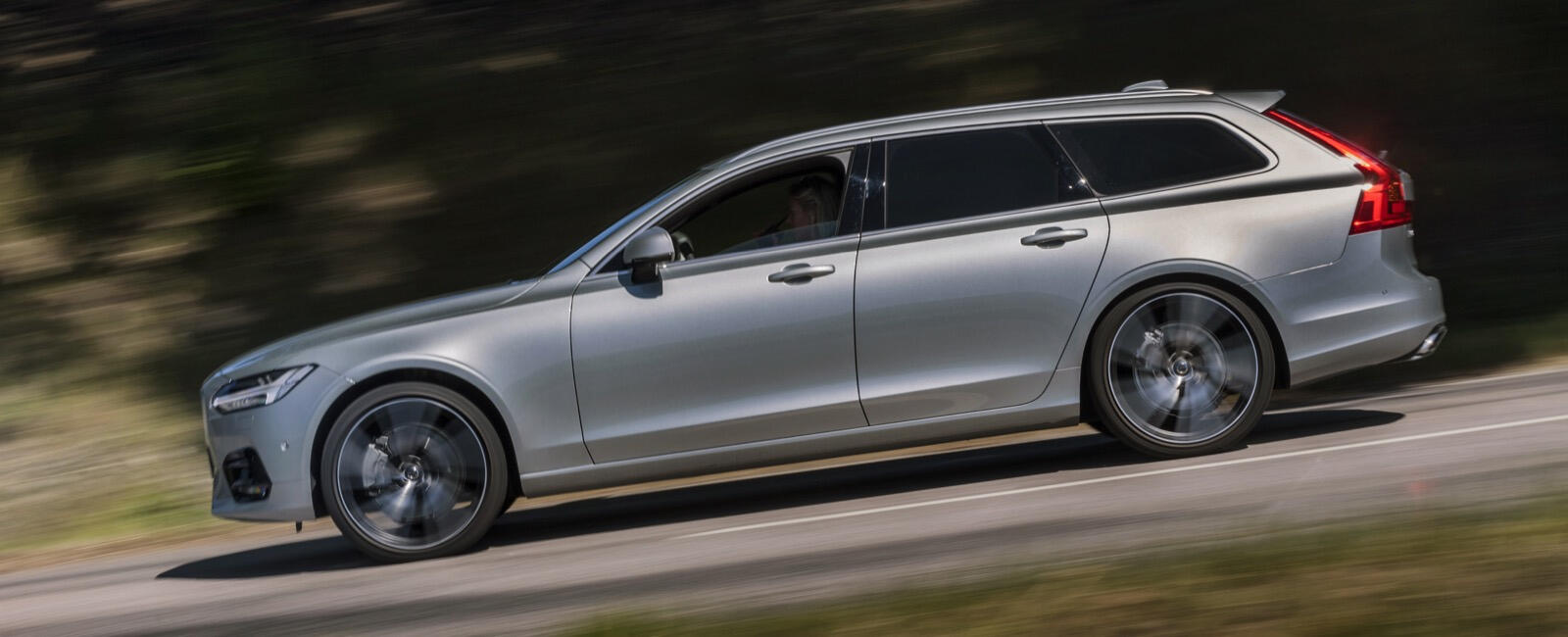 Volvo V90 står sig väl i landsbygden (AI text)