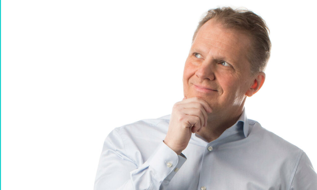 En man i ett blått skjortärmel står framför en bil. (AI text)