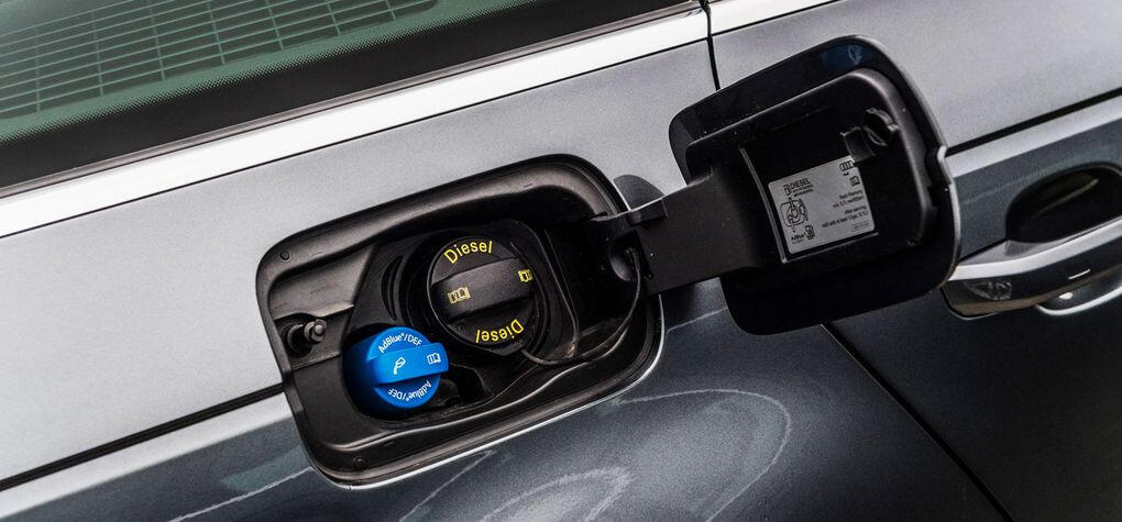 En bil med en blå knapp på instrumentbrädan. (AI text)