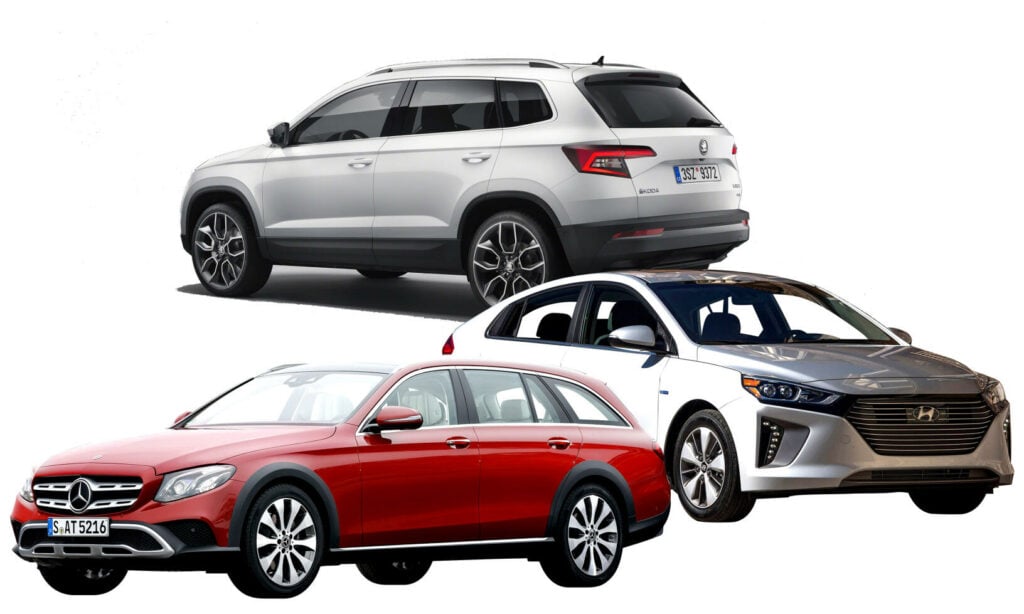 En grupp bilar på en parkeringsplats (AI text)