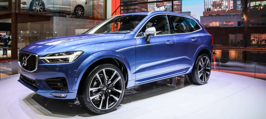 En Volvo XC90 på utställning på bilsalongen i Shanghai. (AI text)