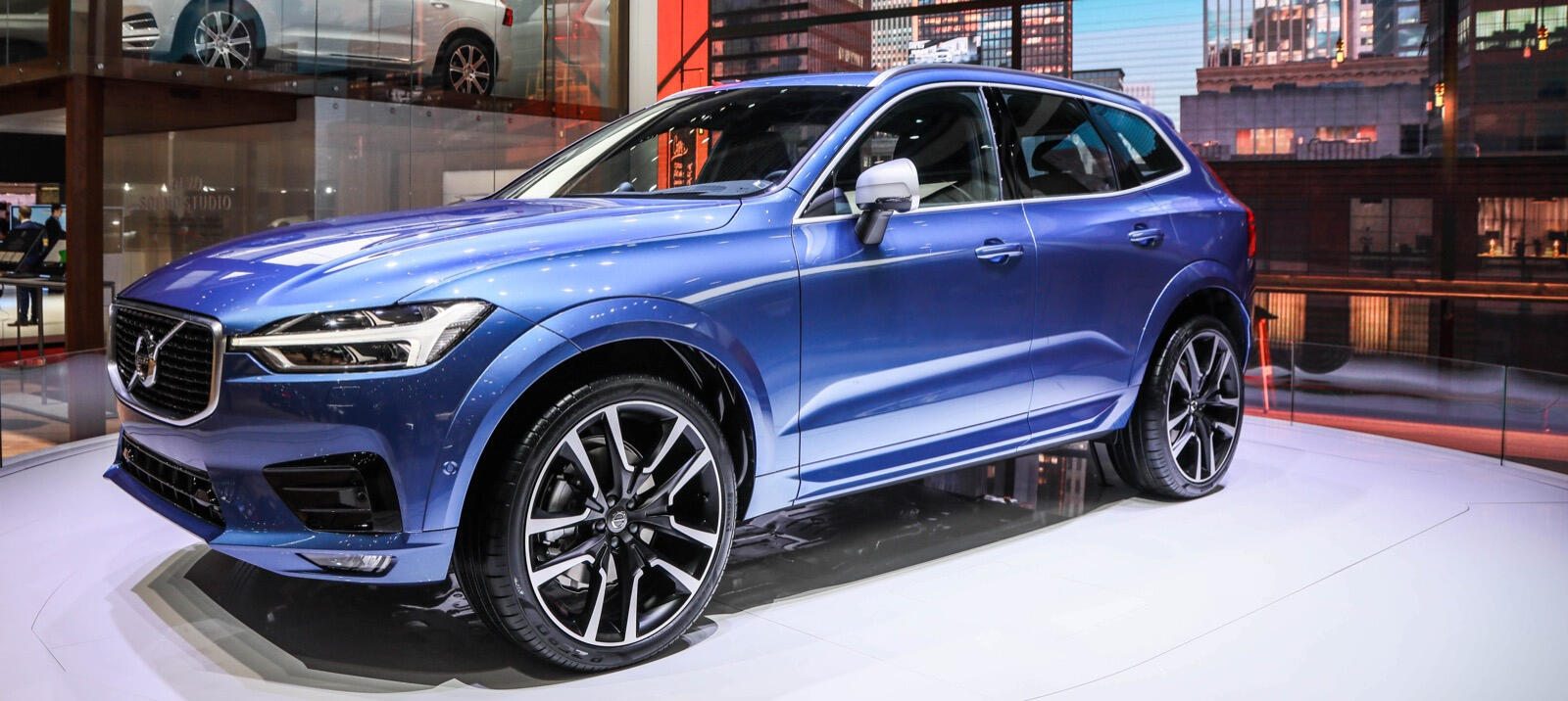 En Volvo XC90 på utställning på bilsalongen i Shanghai. (AI text)