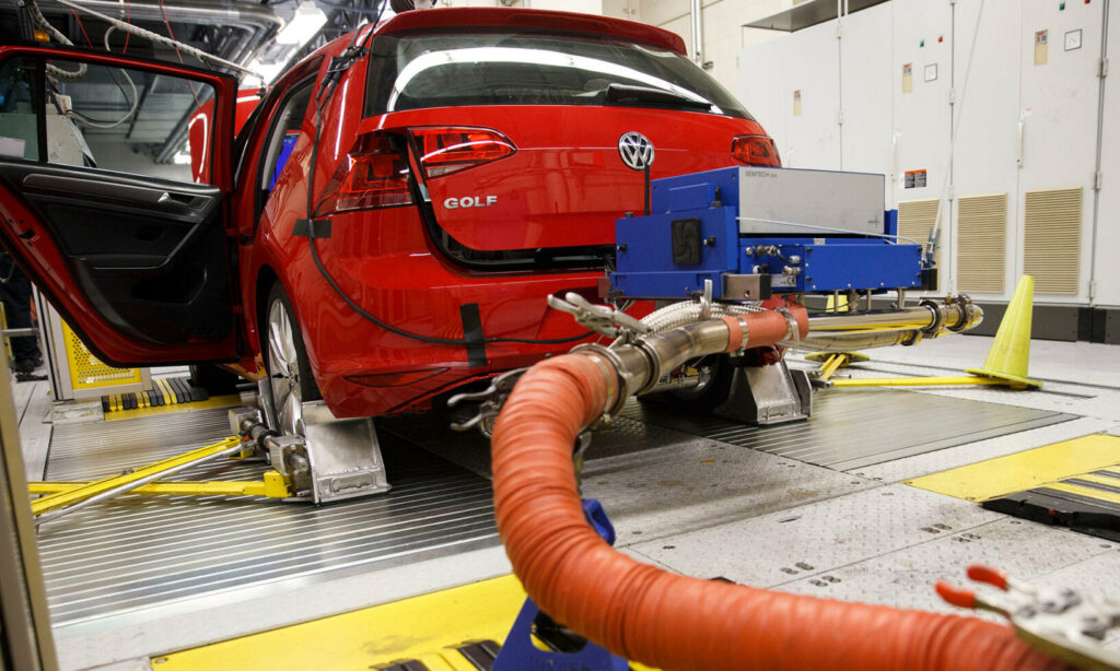 WLTP-testcykeln körs på rullande landsväg, med en så kallad chassidynamometer. Tidigare under NEDC tilläts tillverkarna använda speciella lättrullande däck. Men nu är det slut med det.