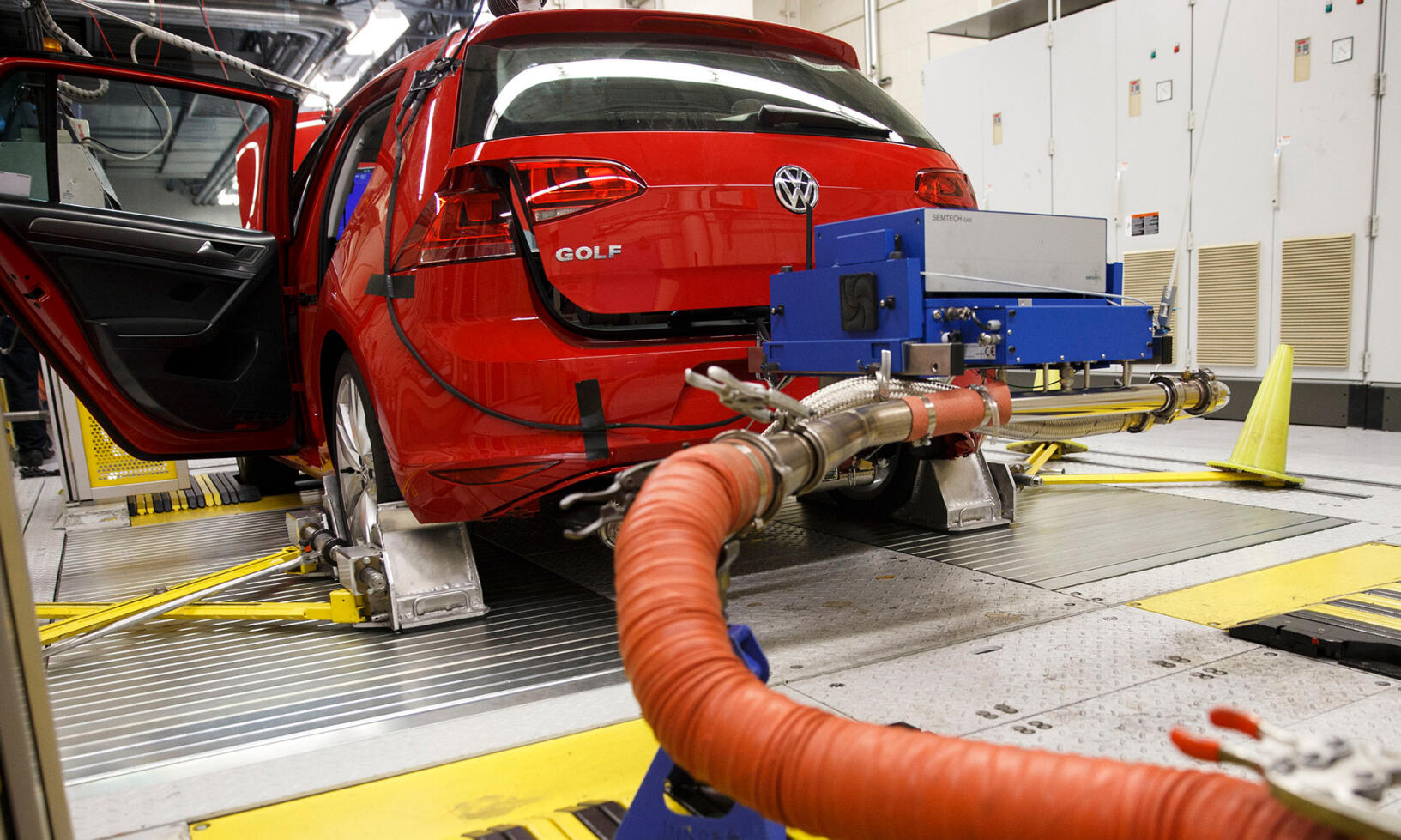 WLTP-testcykeln körs på rullande landsväg, med en så kallad chassidynamometer. Tidigare under NEDC tilläts tillverkarna använda speciella lättrullande däck. Men nu är det slut med det.