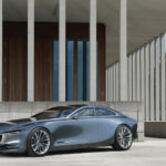 Mazdas konceptbil parkerad framför ett byggnad. (AI text)