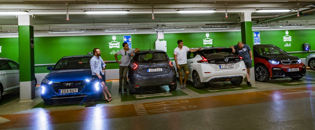 En bil står parkerad i ett garage. (AI text)