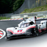 En Porsche 918 GT2 tävlingsbil på en racerbana. (AI text)